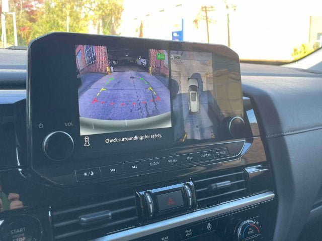 Used 2025 Nissan Pathfinder SL AWD/4WD image 28