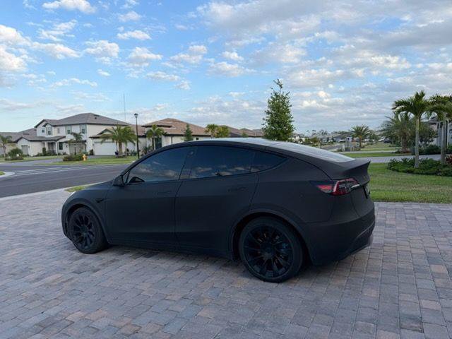 Used 2021 Tesla Model Y Long Range AWD/4WD image 1