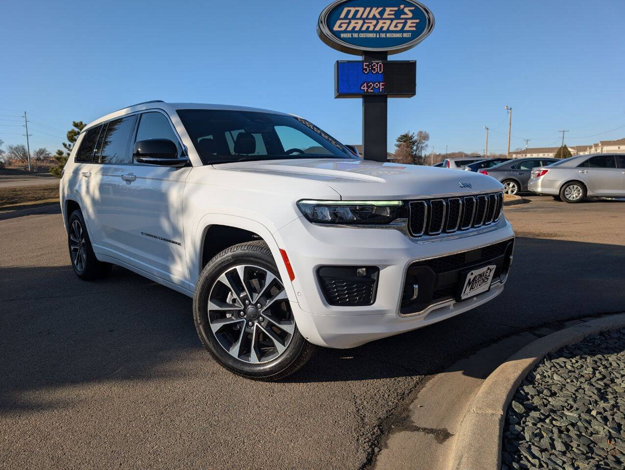 Used 2023 Jeep Grand Cherokee L Overland AWD/4WD image 2