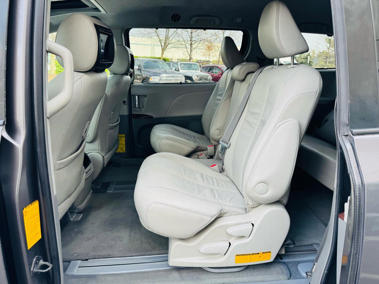 Used 2011 Toyota Sienna XLE image 16