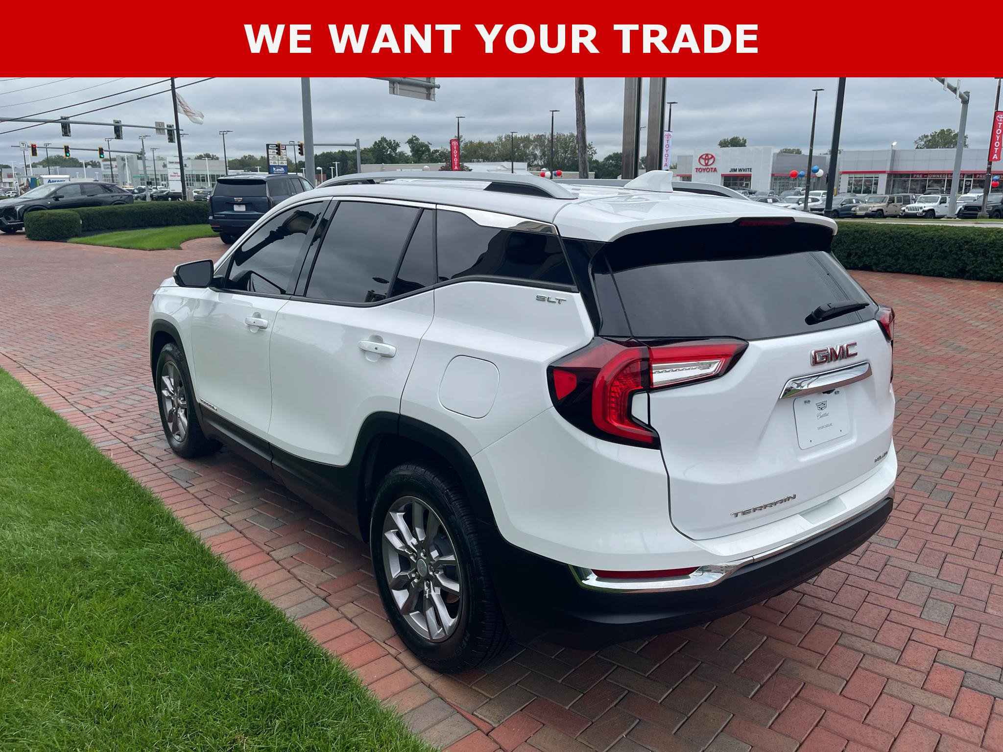Used 2023 GMC Terrain SLT AWD/4WD image 10
