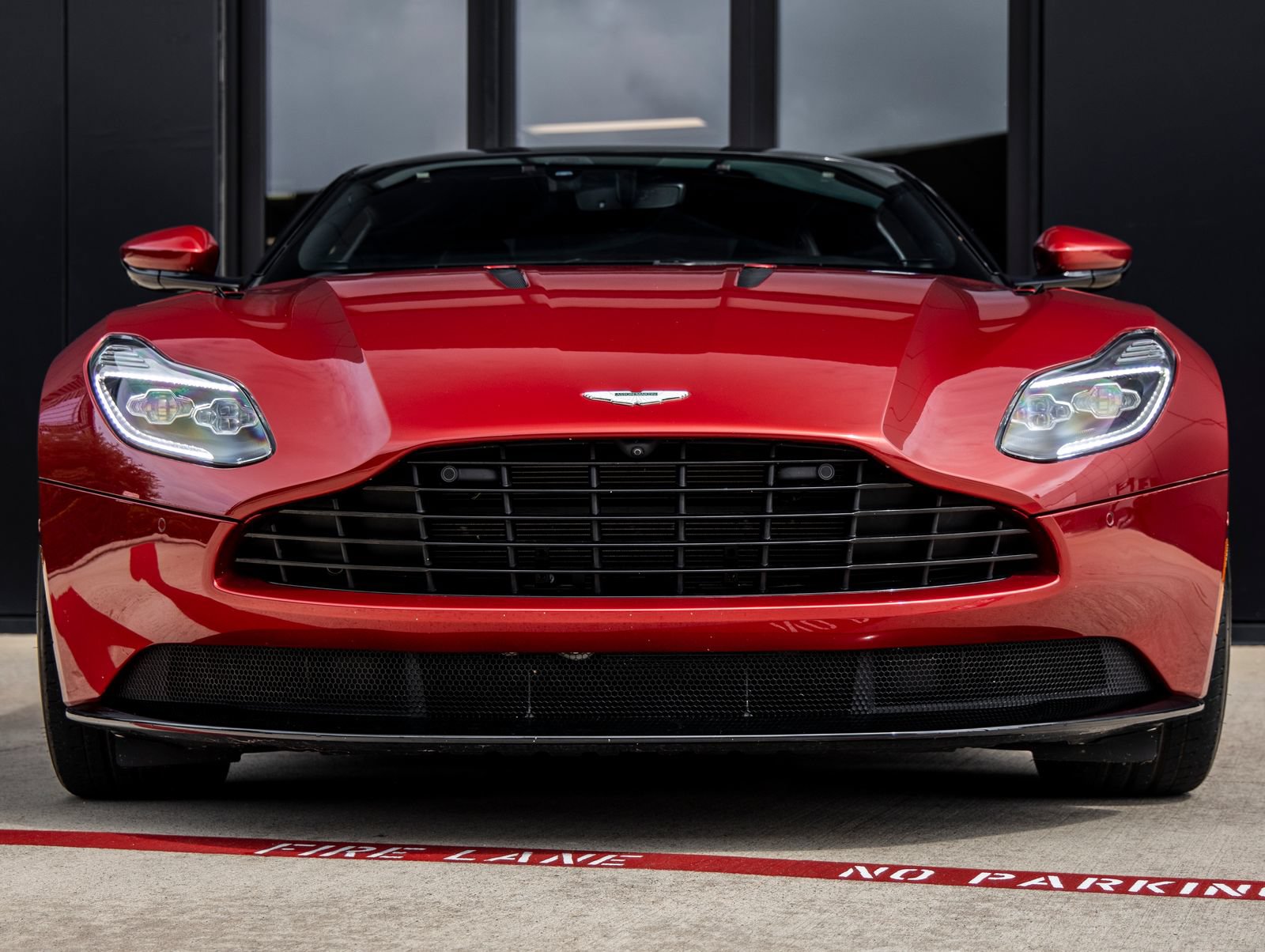 Used 2017 Aston Martin DB11 V12 RWD image 4