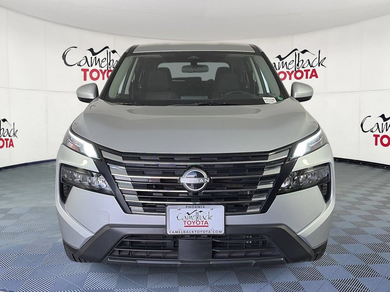 Used 2025 Nissan Rogue SV AWD/4WD image 2