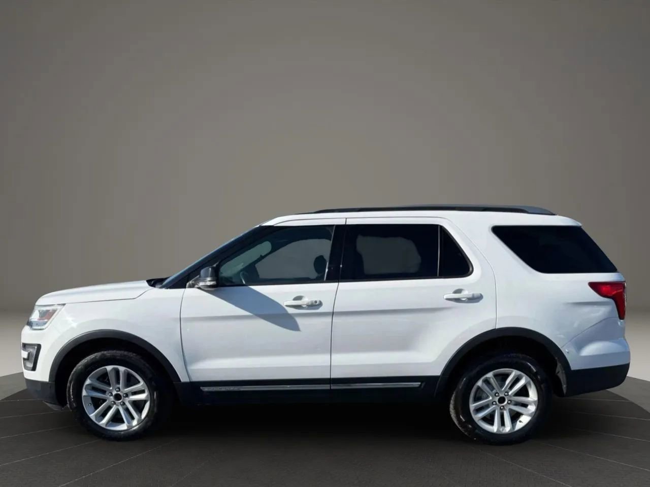 Used 2017 Ford Explorer XLT AWD/4WD image 8