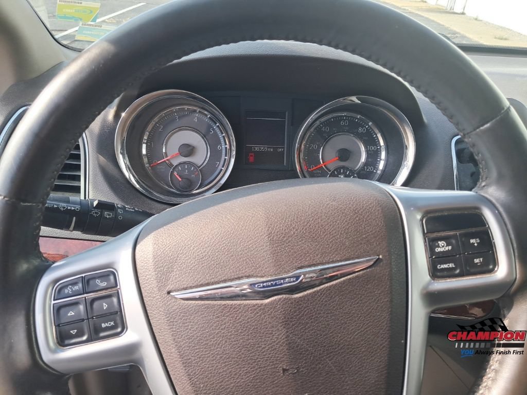 Used 2013 Chrysler Town & Country Touring FWD image 22