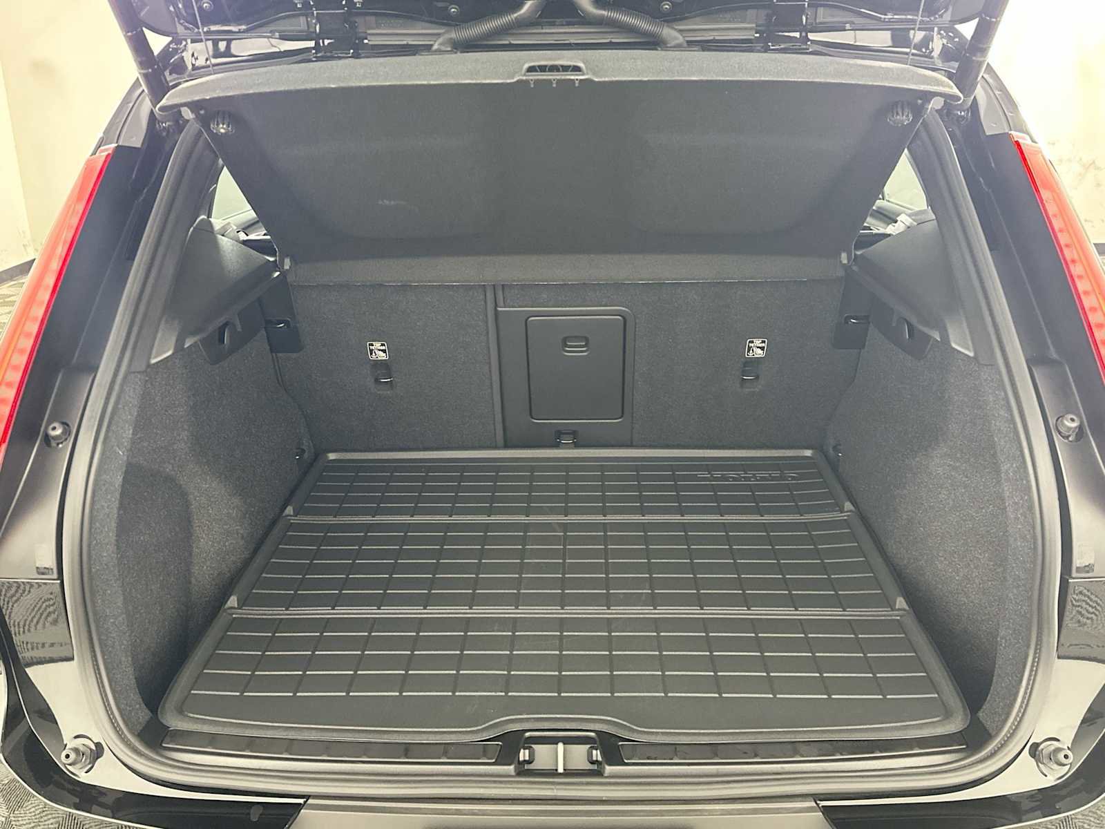 Used 2025 Volvo XC40 B5 Core w/ Protection Package Premier image 25