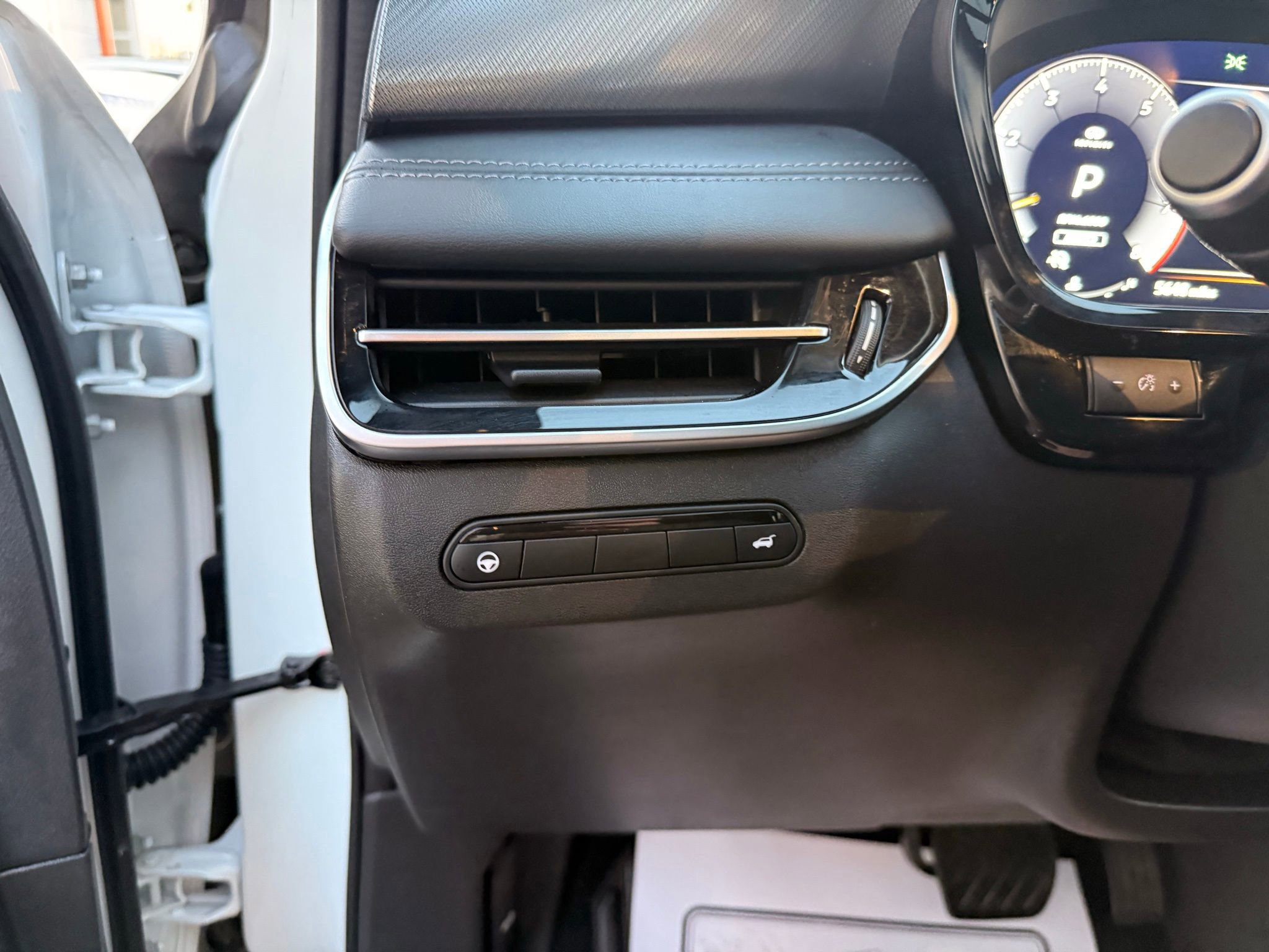 Used 2025 INFINITI QX60 Luxe w/ Black Edition image 46