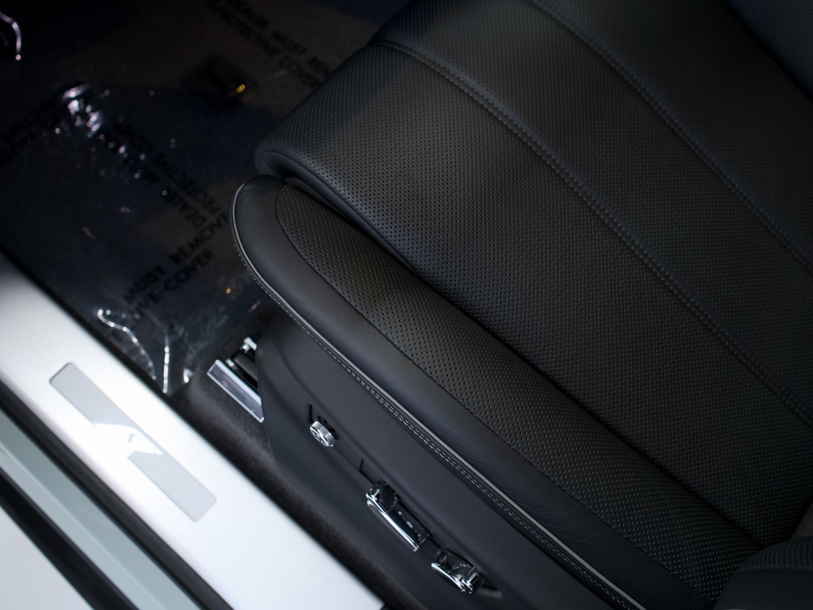 Used 2025 Bentley Bentayga image 11