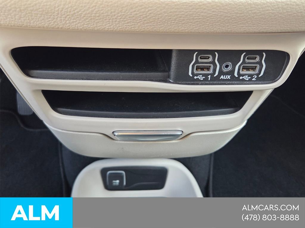 Used 2024 Chrysler Pacifica Select image 16