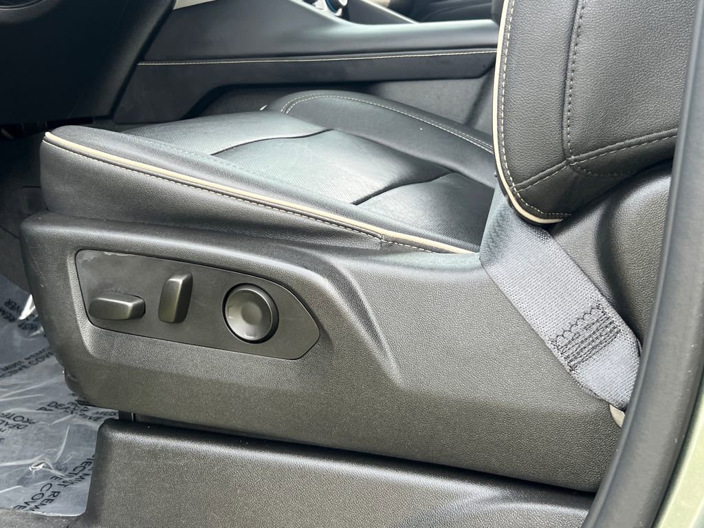 Used 2023 Chevrolet Suburban Premier image 23