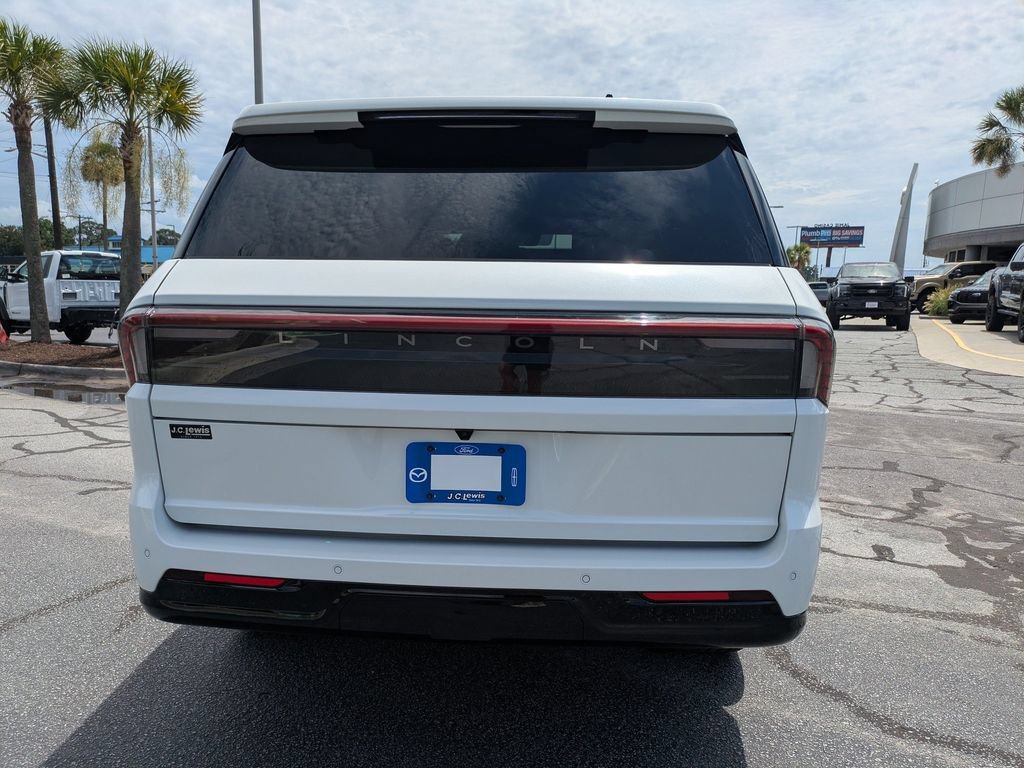 Used 2025 Lincoln Navigator Reserve AWD/4WD image 6