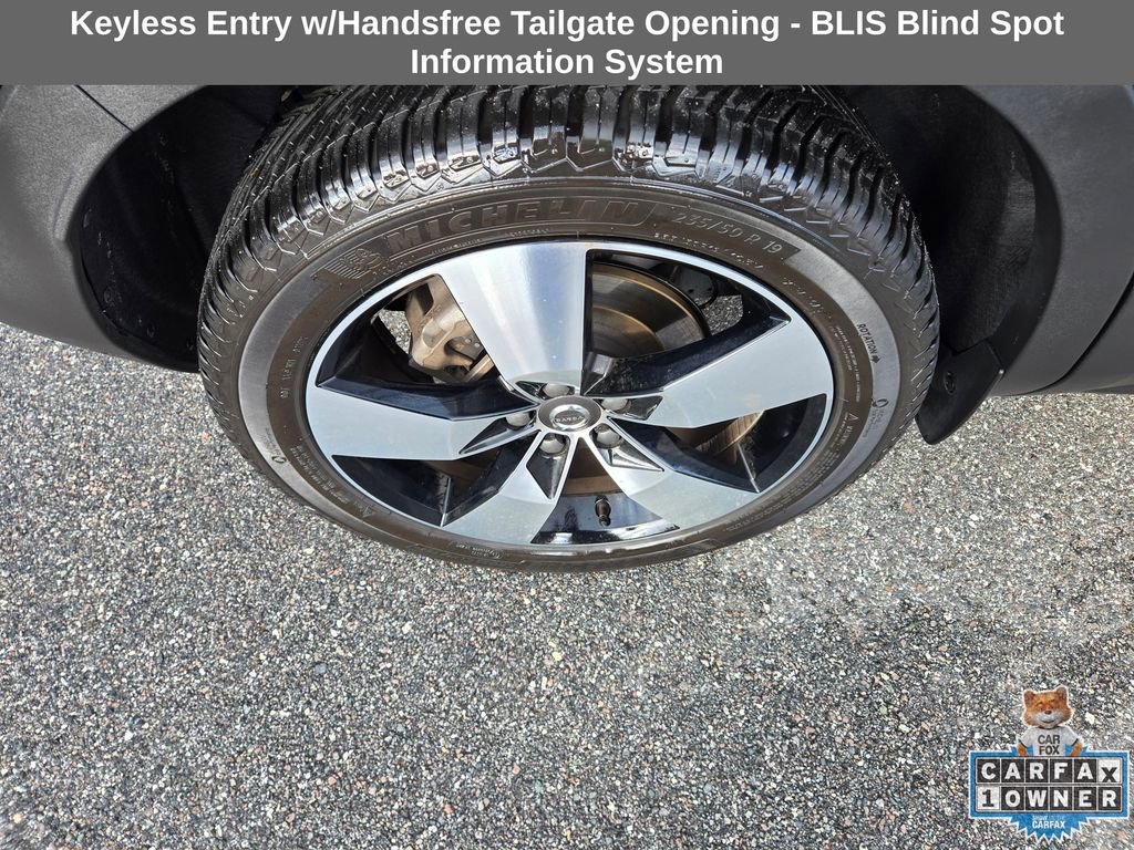 Used 2019 Volvo XC40 T4 Momentum image 14