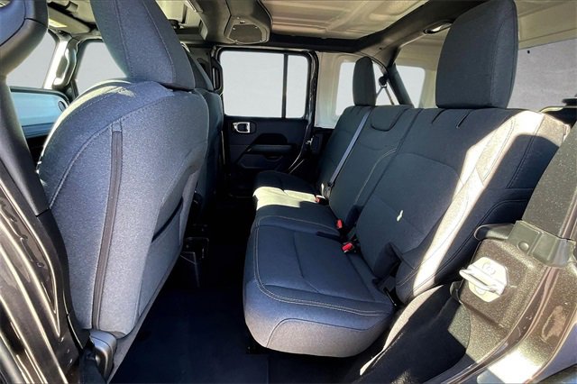 Used 2025 Jeep Wrangler Sahara image 24