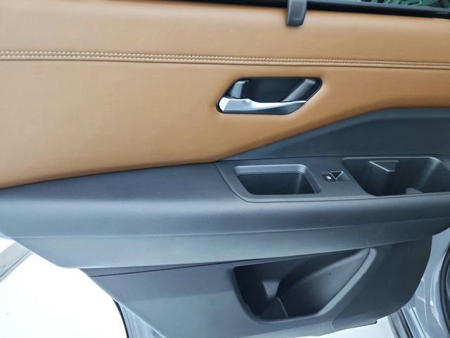 Used 2023 Nissan Pathfinder Platinum w/ Black Appearance Package image 48