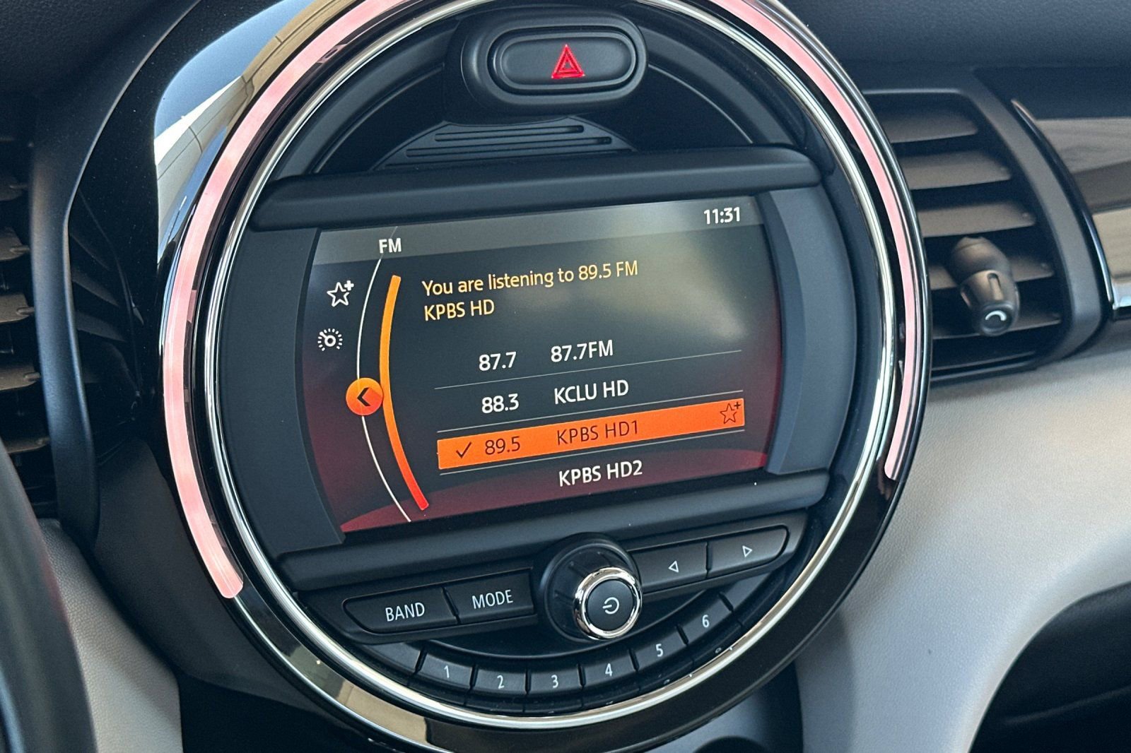 Used 2019 MINI Cooper 2-Door Hardtop w/ Signature Upholstery Package image 16