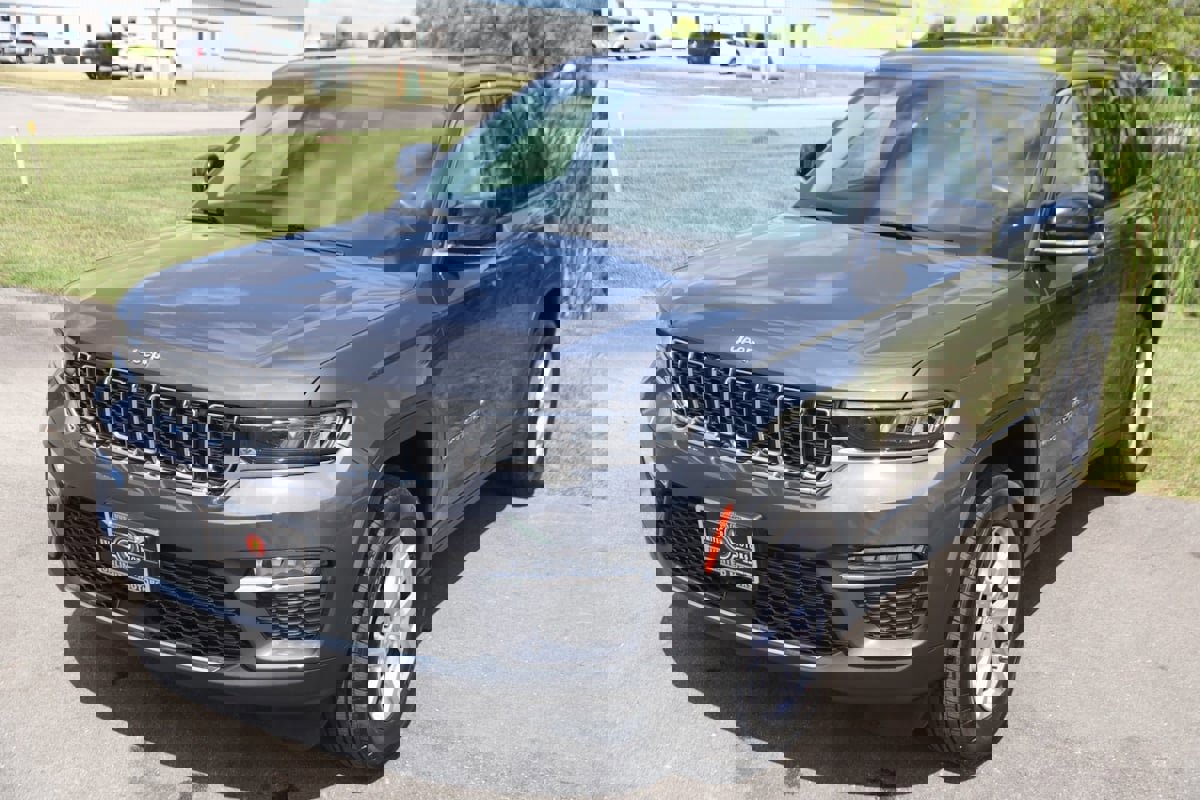 Used 2022 Jeep Grand Cherokee Limited image 23