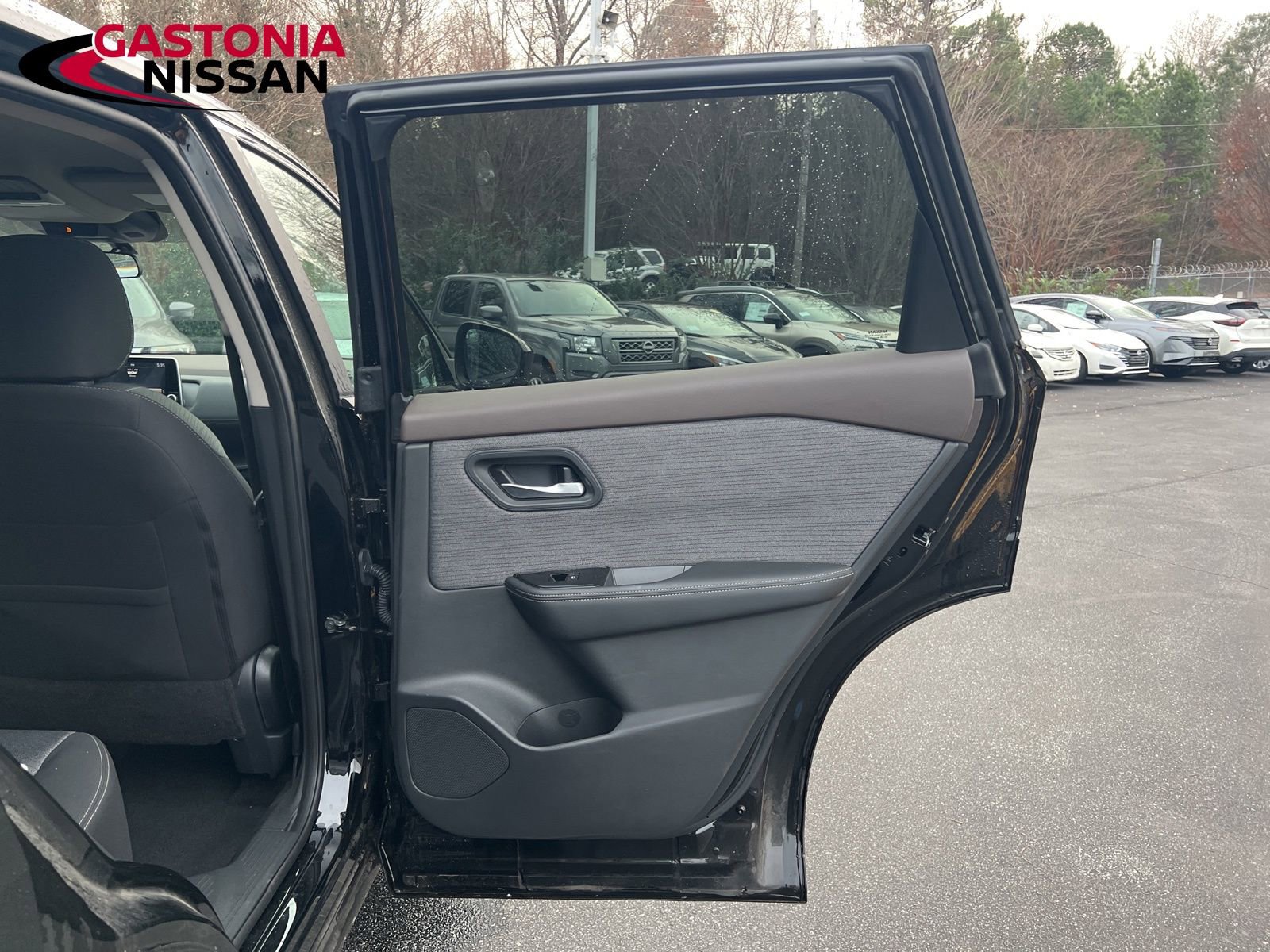 Used 2023 Nissan Rogue SV image 29