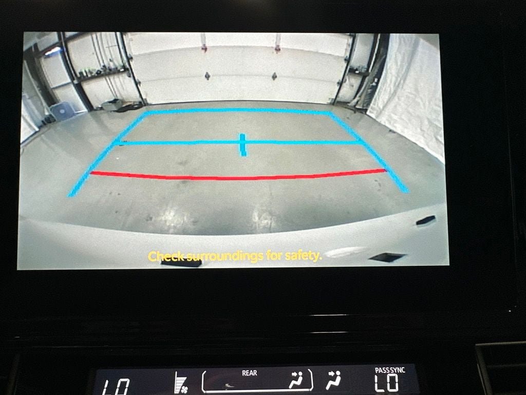 Used 2025 Toyota Sienna LE FWD image 34