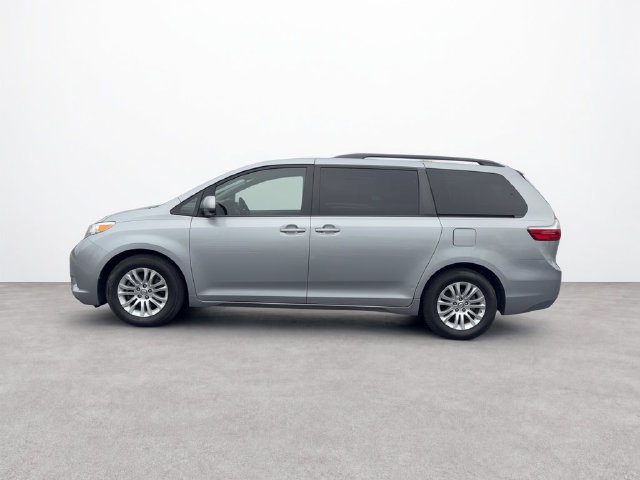 Used 2017 Toyota Sienna XLE Premium FWD image 2