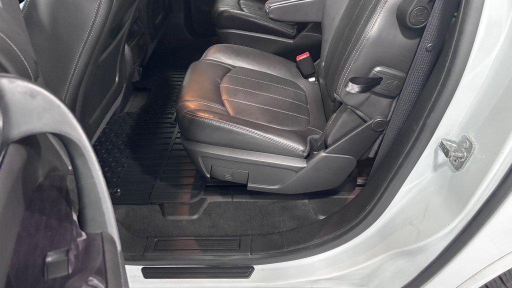 Used 2017 Buick Enclave Premium AWD/4WD image 22