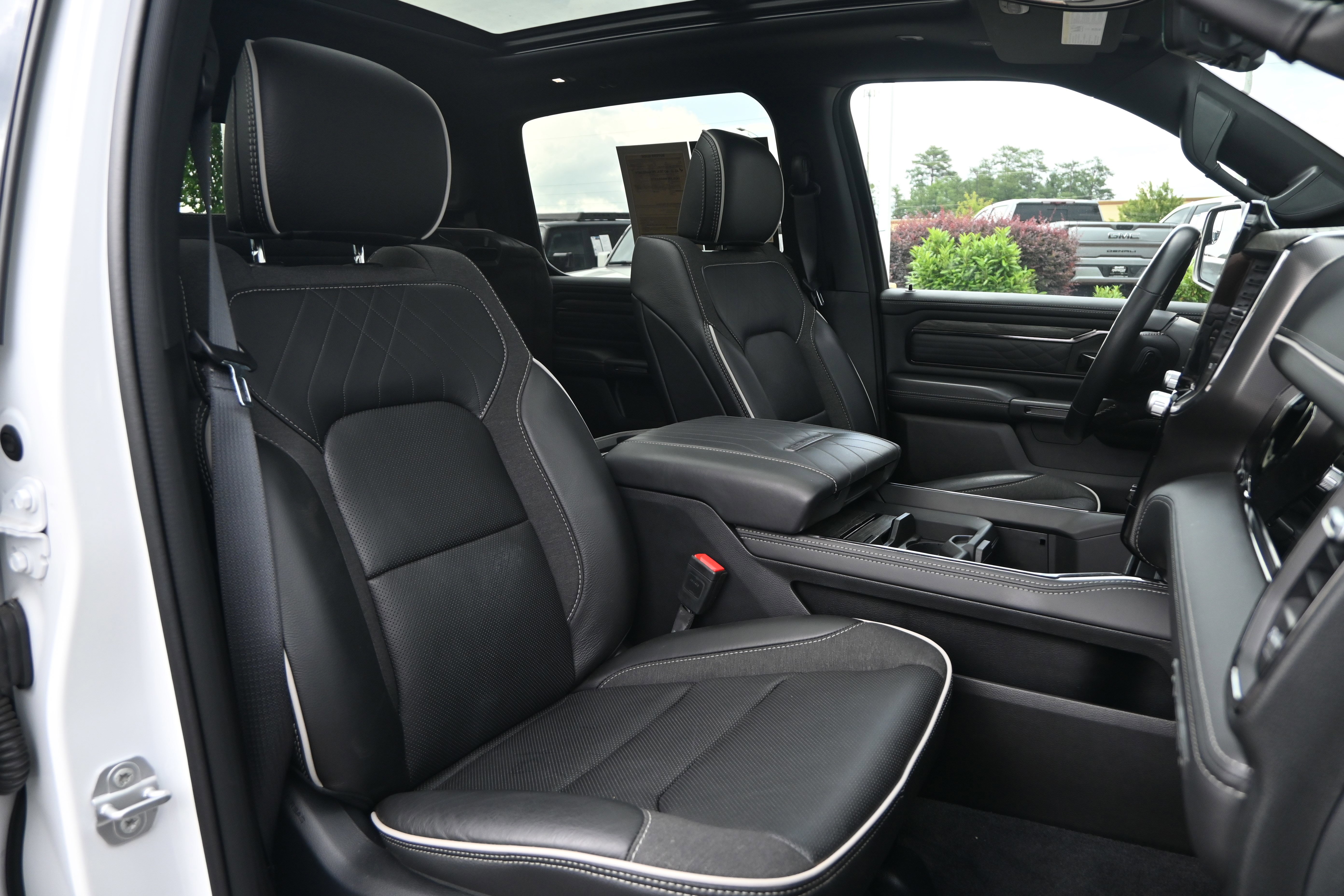 Used 2025 RAM 1500 Limited AWD/4WD image 36