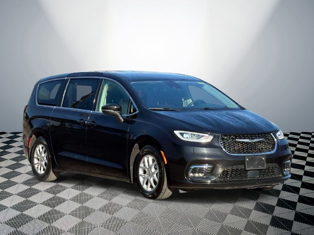 Used 2023 Chrysler Pacifica Touring-L FWD image 4
