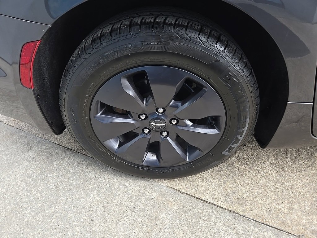 Used 2020 Chrysler Pacifica Limited w/ Advanced Safetytec Group image 24