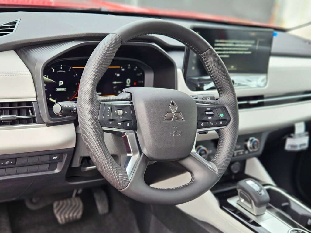 New 2025 Mitsubishi Outlander SE image 19