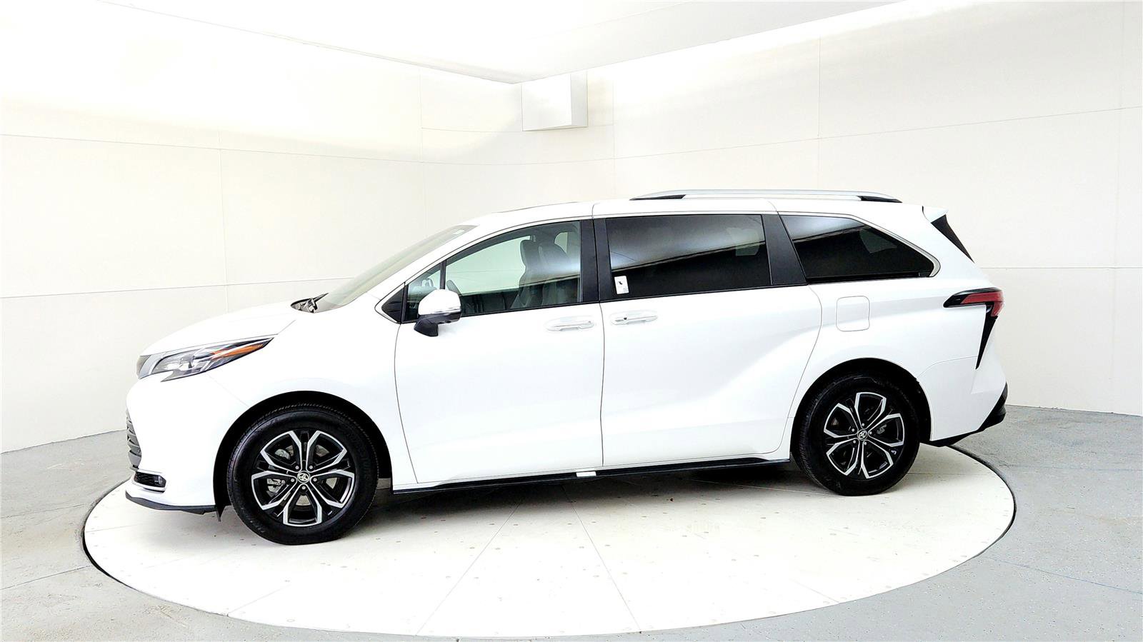 Used 2026 Toyota Sienna Platinum image 3
