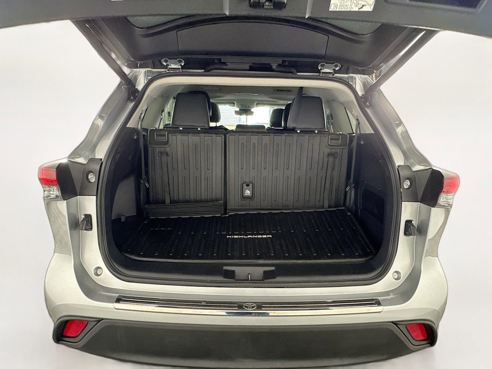 Certified 2024 Toyota Highlander XLE image 24