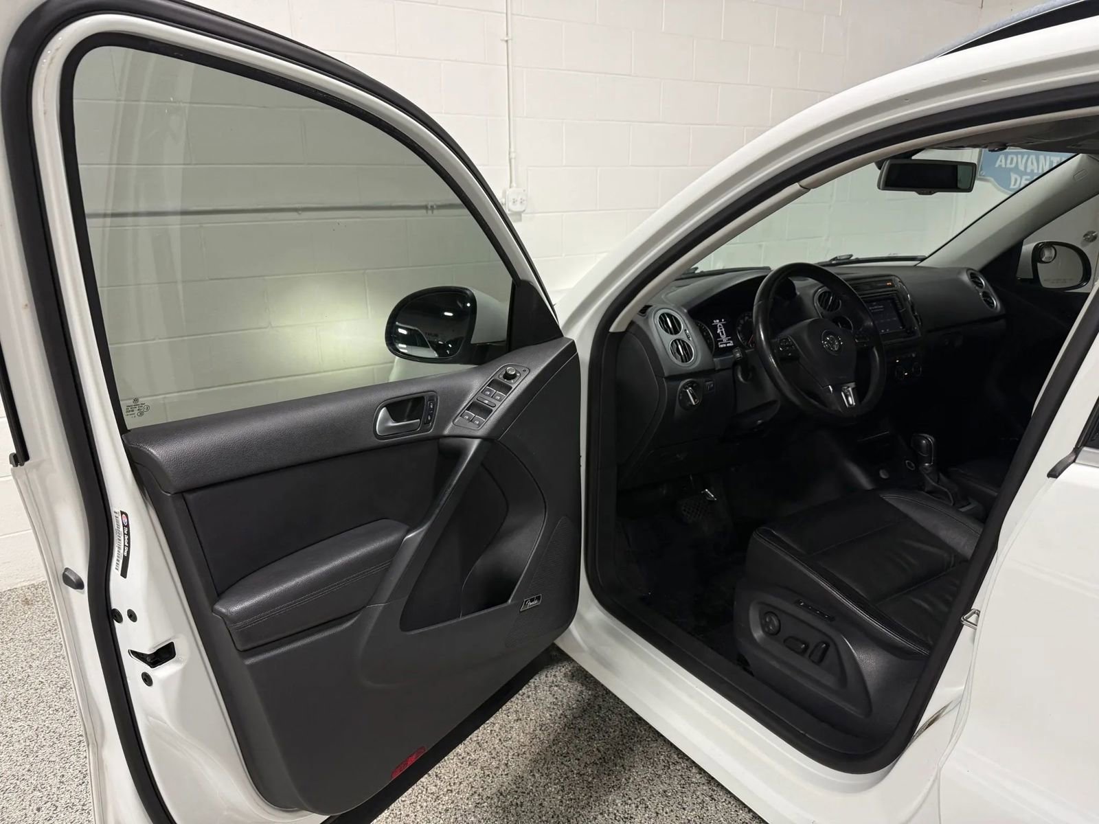 Used 2017 Volkswagen Tiguan SEL FWD image 7