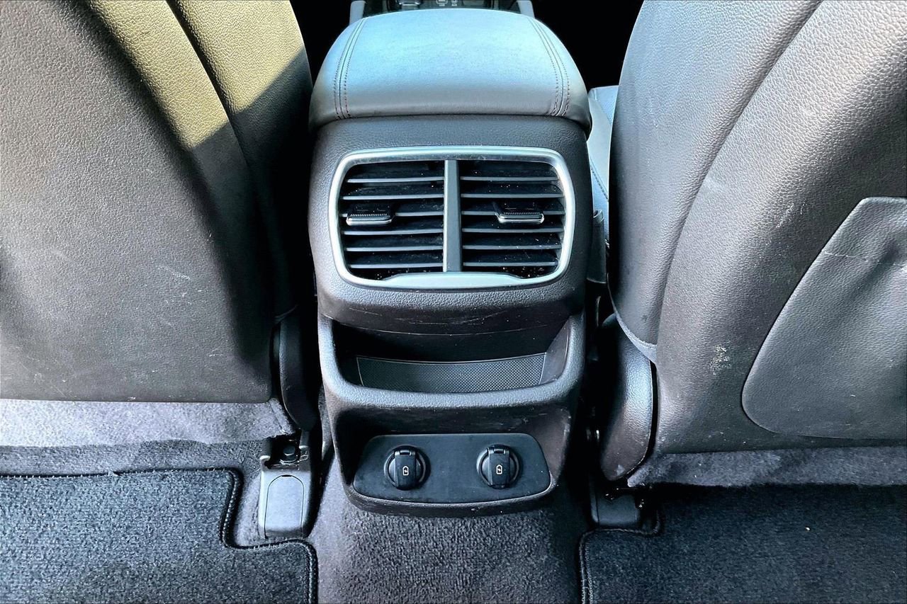 Used 2020 Hyundai Santa Fe SEL w/ Convenience + Premium Package image 16