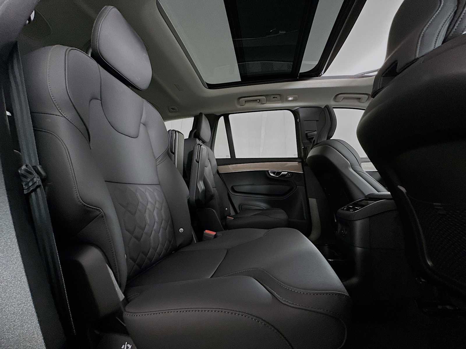 Used 2025 Volvo XC90 T8 Plus w/ Protection Package Premier image 27