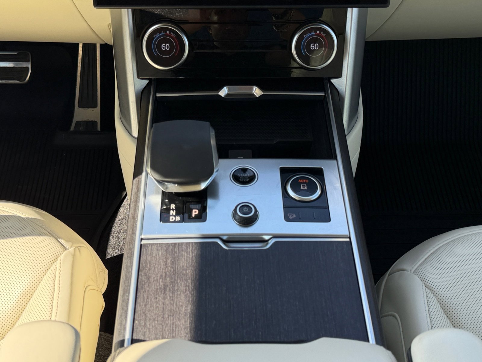 Used 2023 Land Rover Range Rover SE image 15