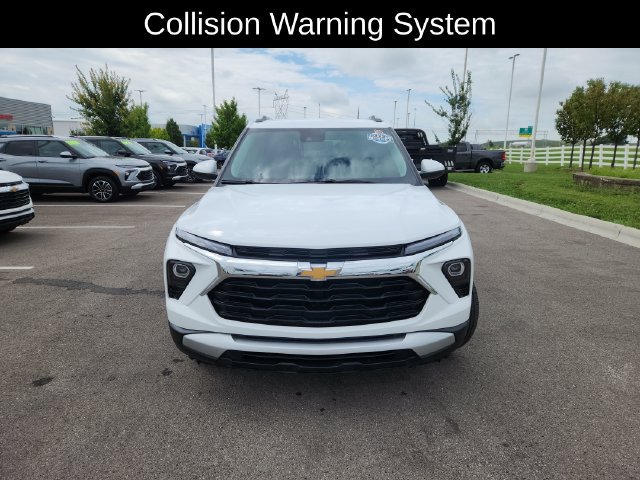 Used 2025 Chevrolet TrailBlazer LT AWD/4WD image 2