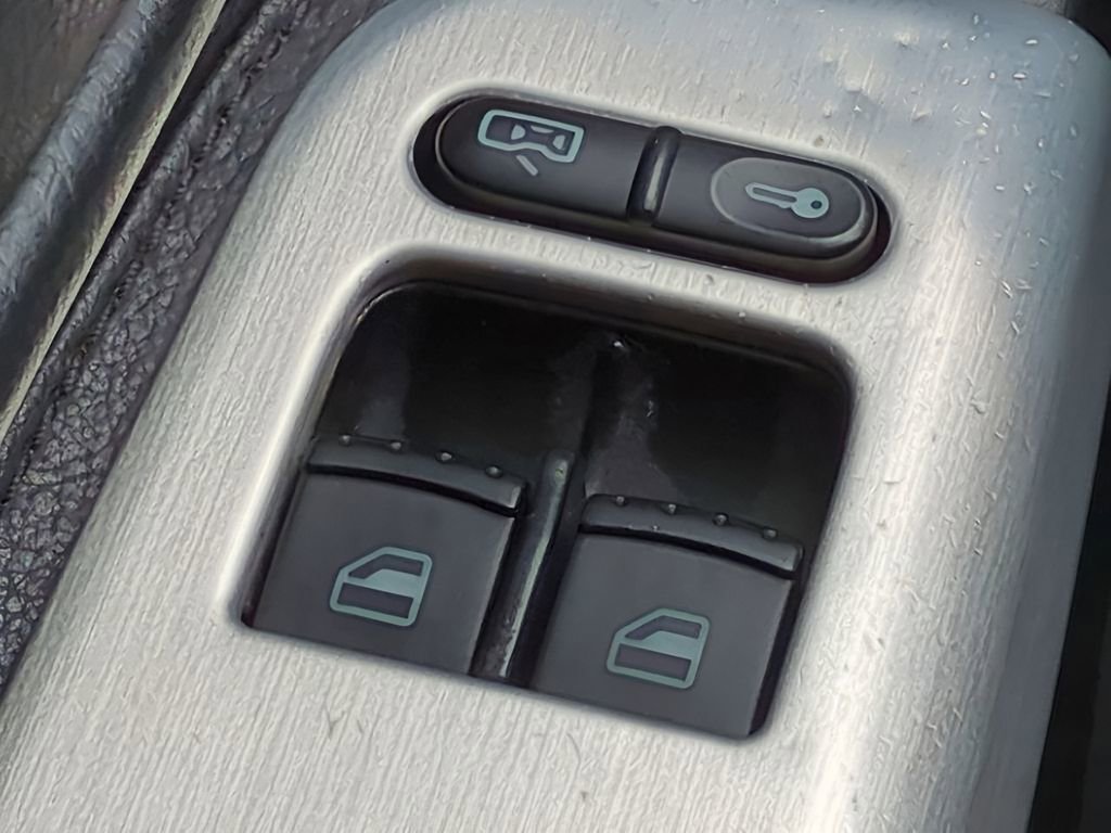 Used 2004 Volkswagen R32 image 22