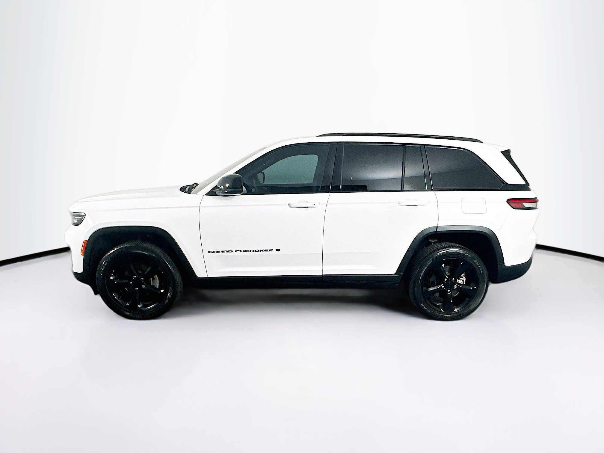 Used 2023 Jeep Grand Cherokee Altitude AWD/4WD image 4