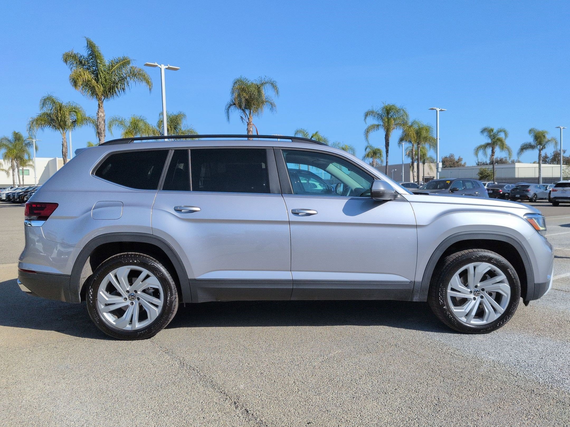 Used 2023 Volkswagen Atlas SE w/ Panoramic Sunroof Package image 11