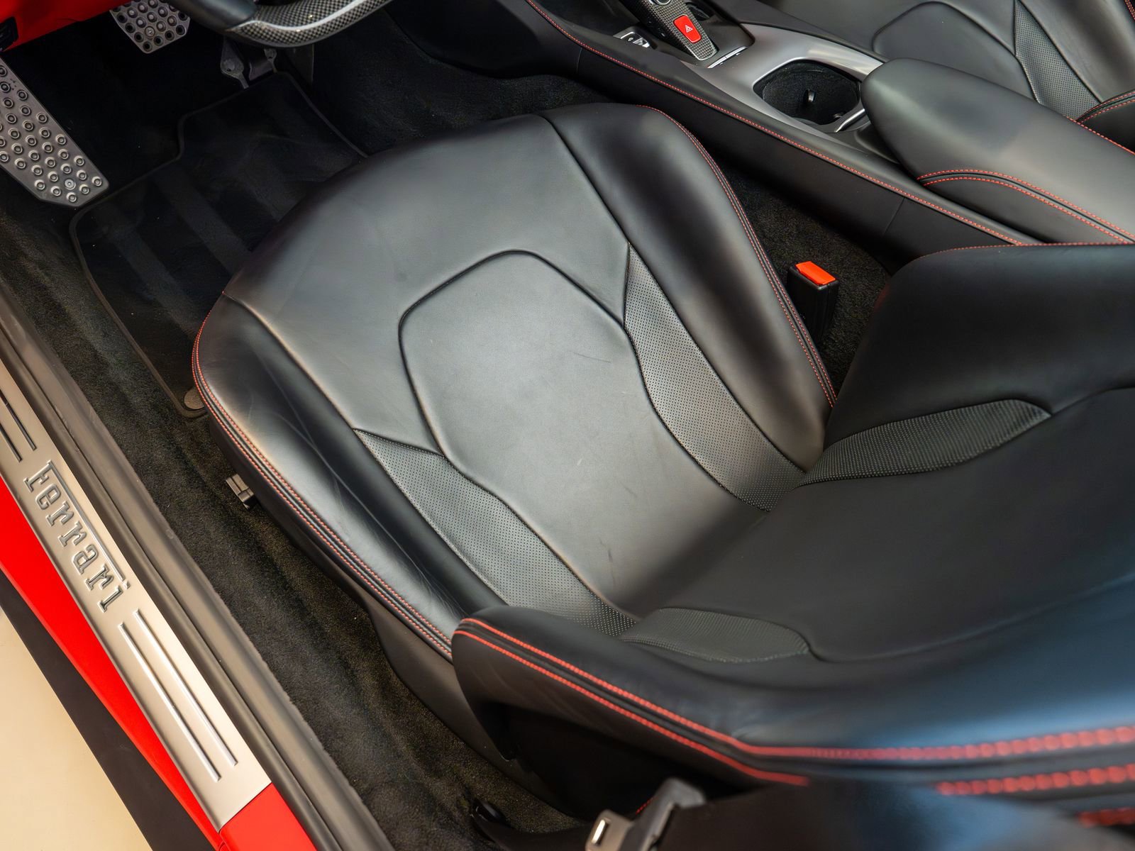 Used 2020 Ferrari Portofino RWD image 12