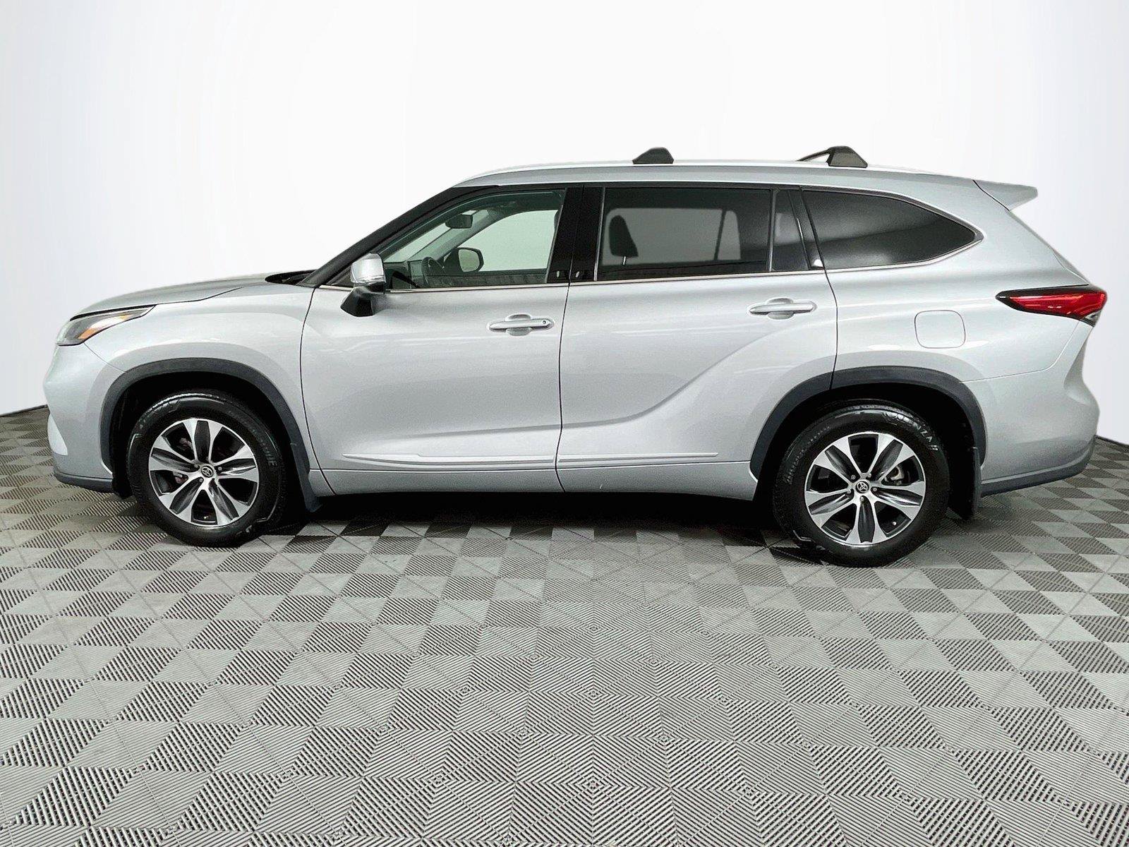 Used 2022 Toyota Highlander XLE AWD/4WD image 4
