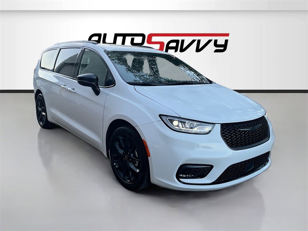 Used 2025 Chrysler Pacifica Limited image 1