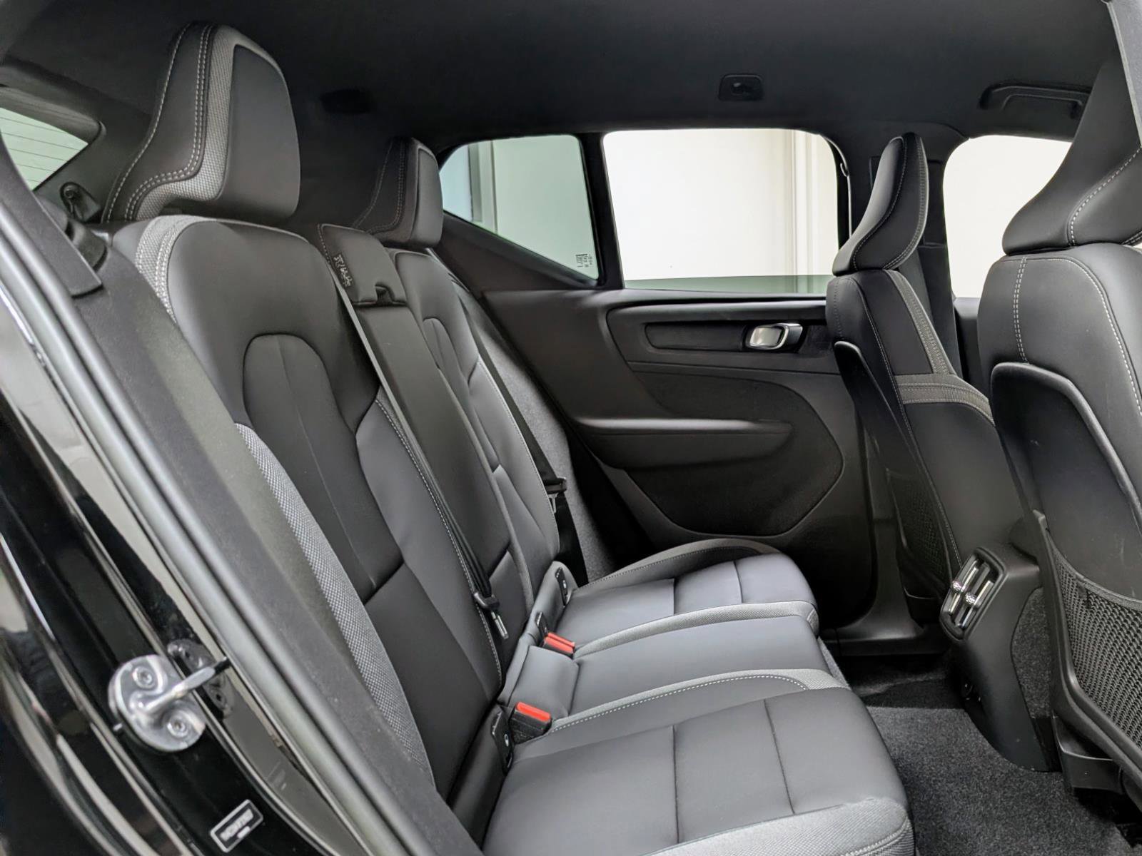 Used 2023 Volvo XC40 Recharge Core image 21