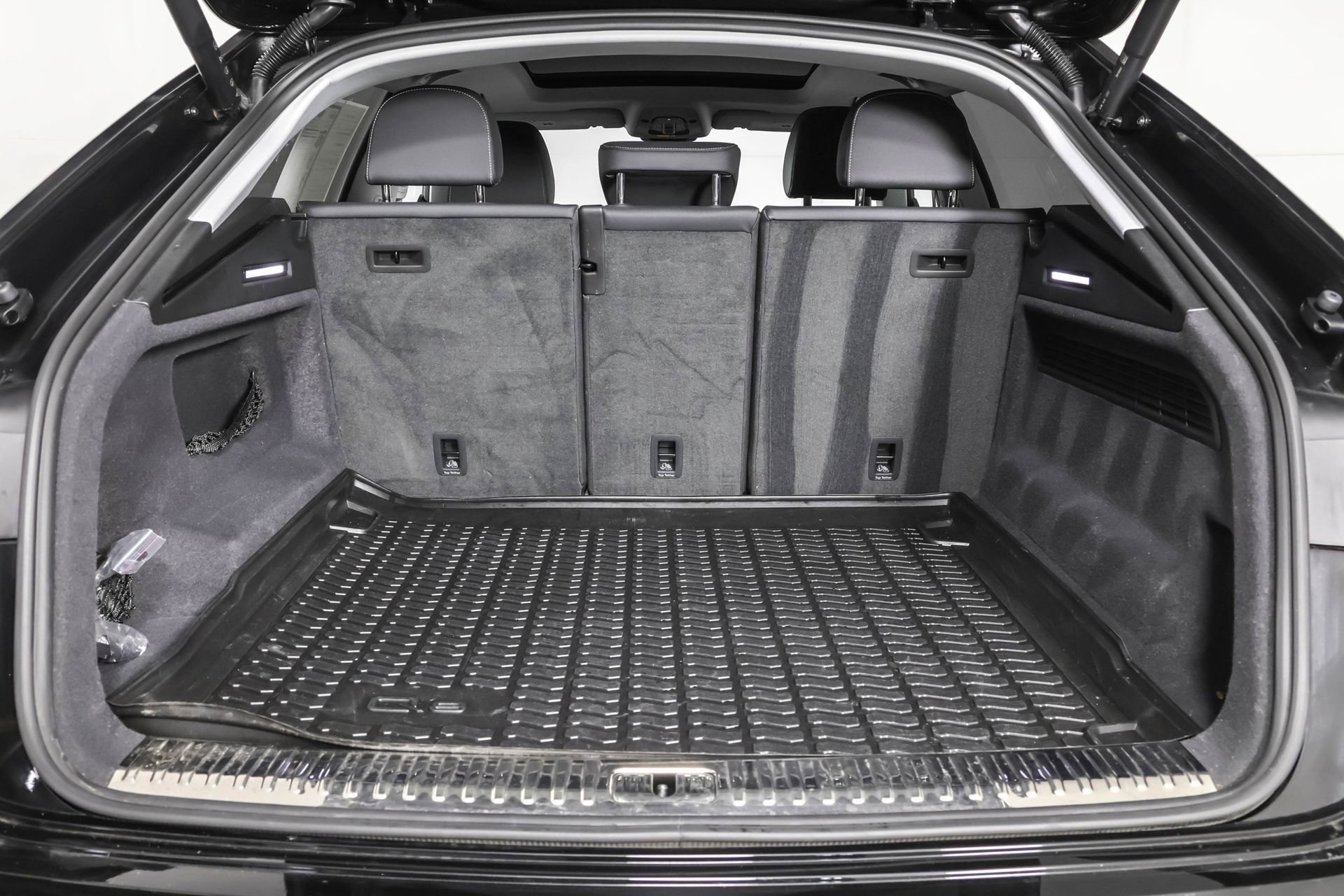 Used 2022 Audi Q8 Premium image 41