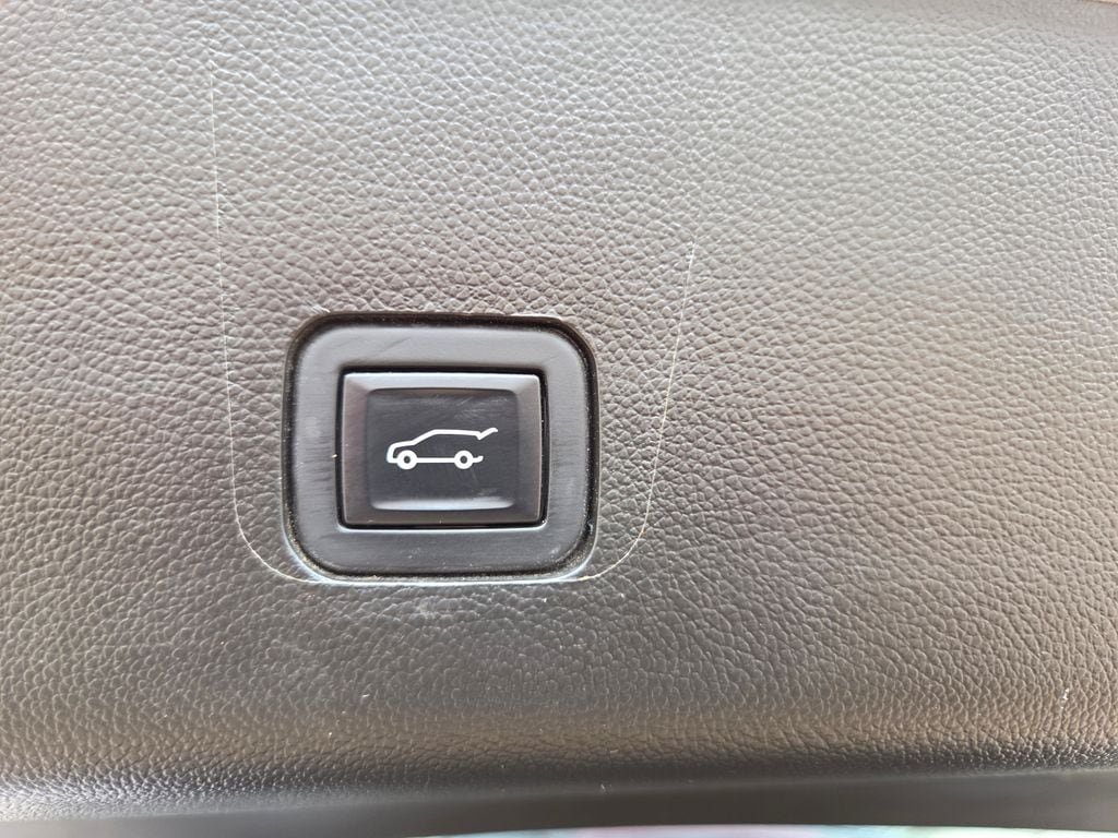 Used 2023 Chevrolet Traverse RS FWD image 15