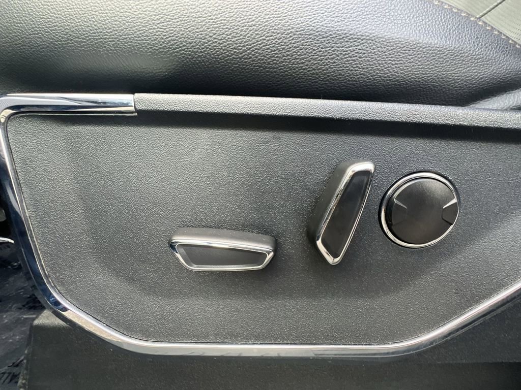 Used 2022 Ford F150 Lightning Lariat image 14