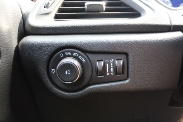 Used 2025 Chrysler Pacifica Limited FWD image 18
