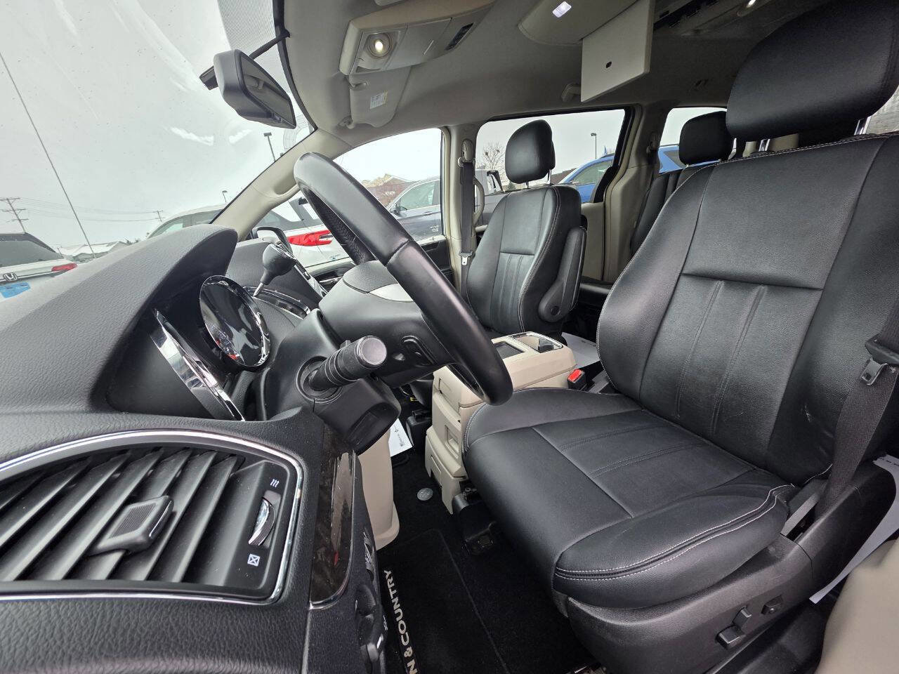 Used 2016 Chrysler Town & Country Touring image 12