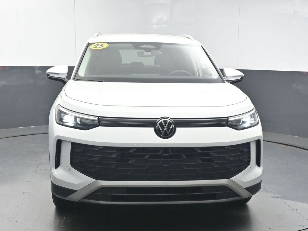 Certified 2025 Volkswagen Tiguan SE FWD image 3
