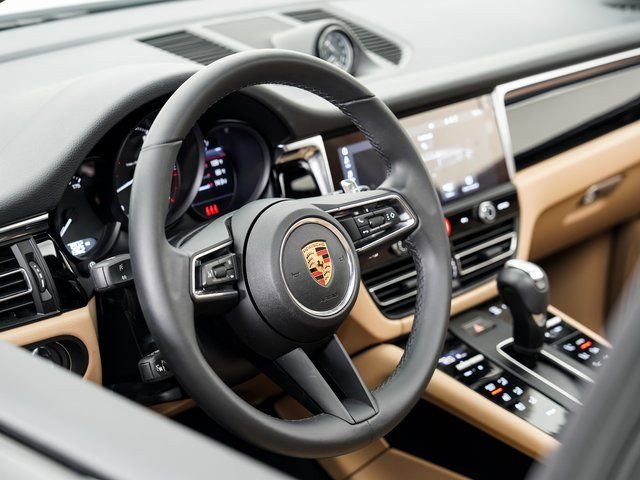 Certified 2025 Porsche Macan image 9