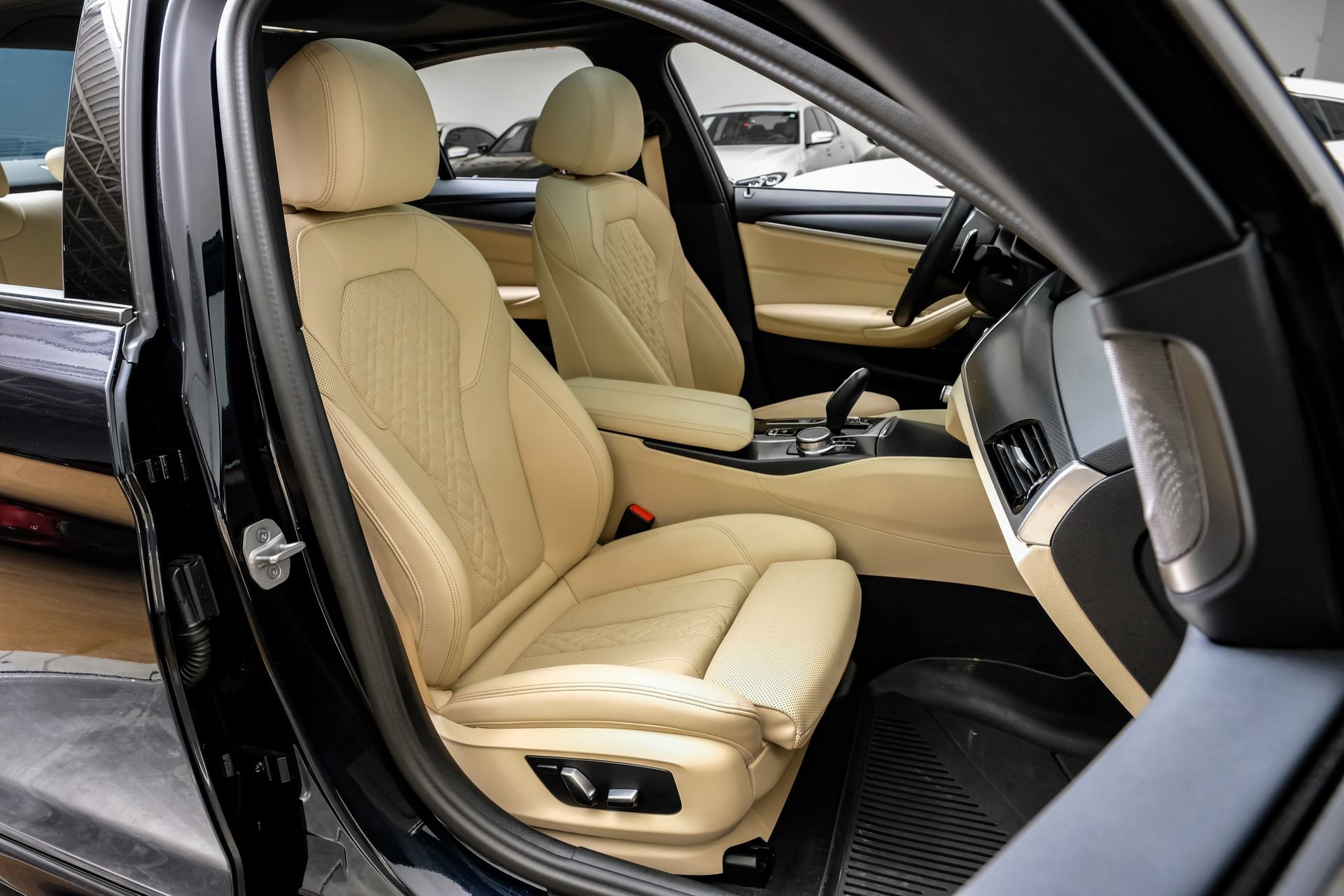 Used 2023 BMW 530e w/ M Sport Package image 38